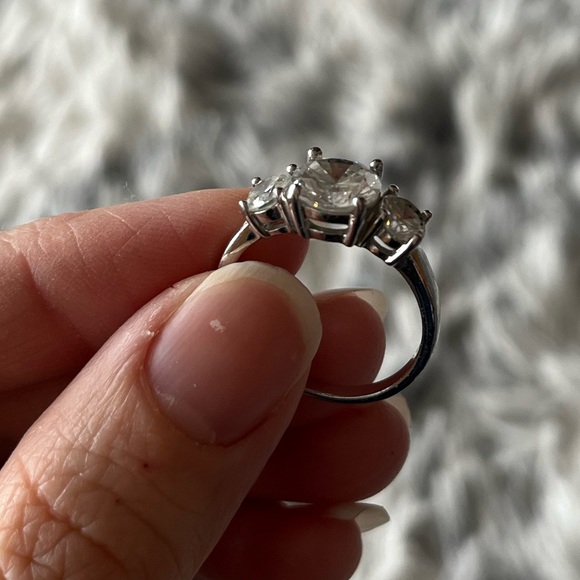 Faux diamond ring with three stone setting - Picture 2 of 3
